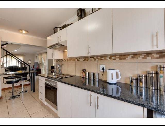 3 BEDROOM PROPERTY TO RENT IN DIE HOEWES